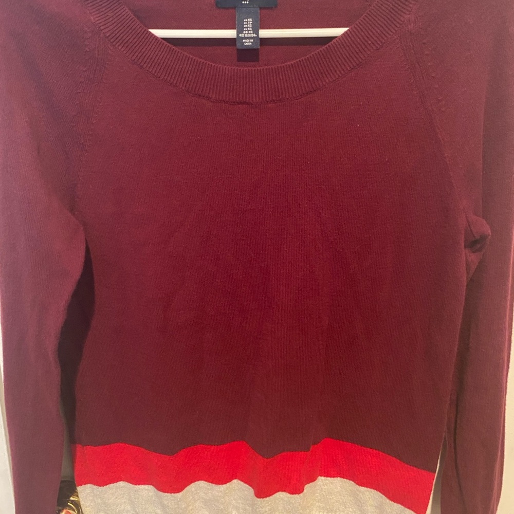 🌺 3/$10 Gap Red and Cream Sweater